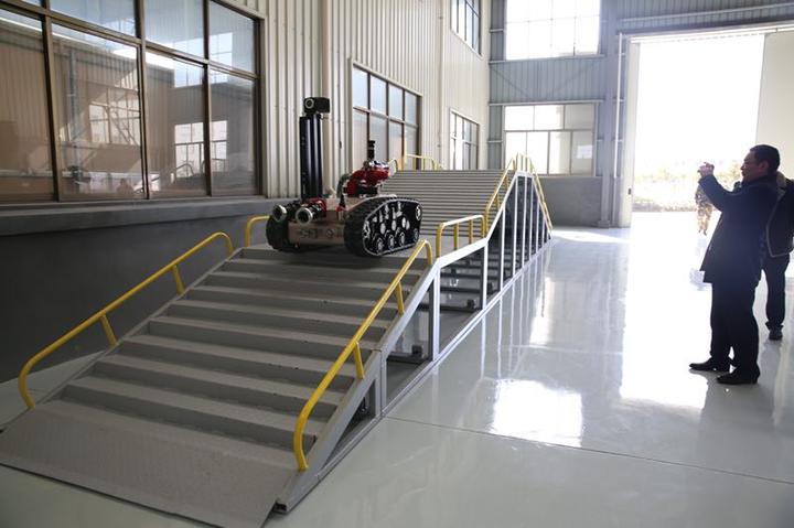 小身板大能耐 消防机器人“入伍”显身手(图3) 小身板大能耐 消防机器人“入伍”显身手(图3)