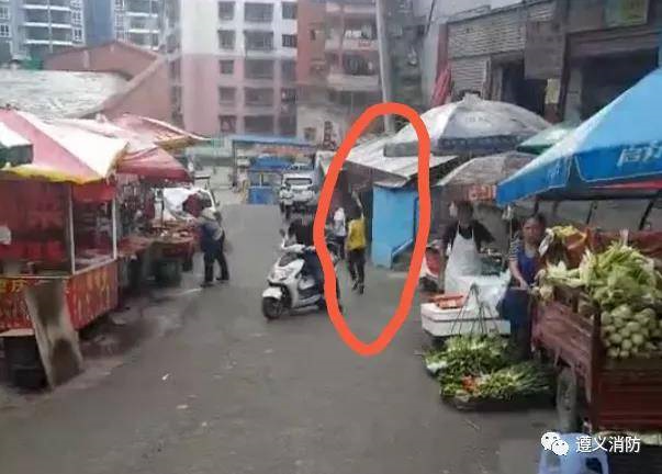 这条街最靓的仔！男孩为消防带路上热搜引网友怒赞：少年强则国强(图1)