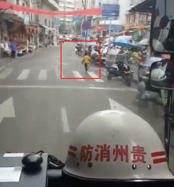 这条街最靓的仔！男孩为消防带路上热搜引网友怒赞：少年强则国强(图2)