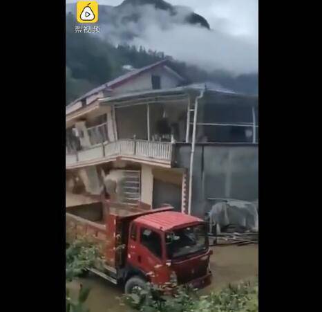 湖北村民50万建的新房被洪水冲倒，一家人居无定所(图1)