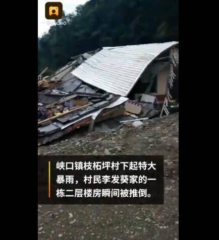 湖北村民50万建的新房被洪水冲倒，一家人居无定所(图2)