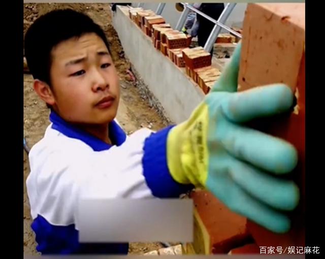 正能量！搬砖男孩工地上收到通知书，如今毕业成为一名军官！(图1)