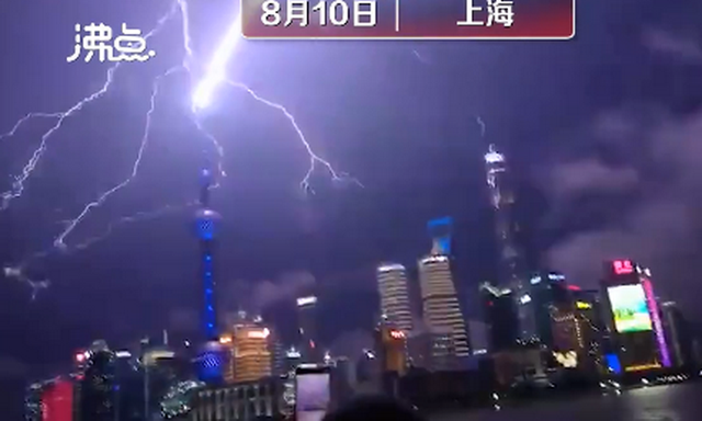 网友：谁在渡劫？上海东方明珠被闪电击中？已装备环形避雷针，并未“亲吻”到 (图3)