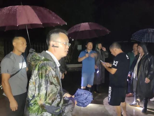 女子发现客厅1厘米裂缝救下21户村民，6座民房被夷为平地(图2)