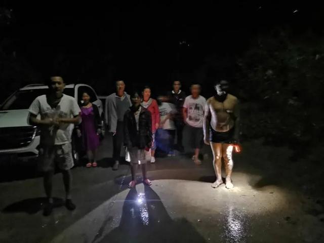 女子发现客厅1厘米裂缝救下21户村民，6座民房被夷为平地(图3)