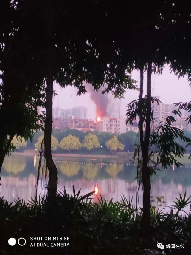 南宁一小区楼顶烧成火海现场图曝光 广西南宁小区顶楼仓库火灾原因 明火伴有浓浓黑烟现已被扑灭(图5)