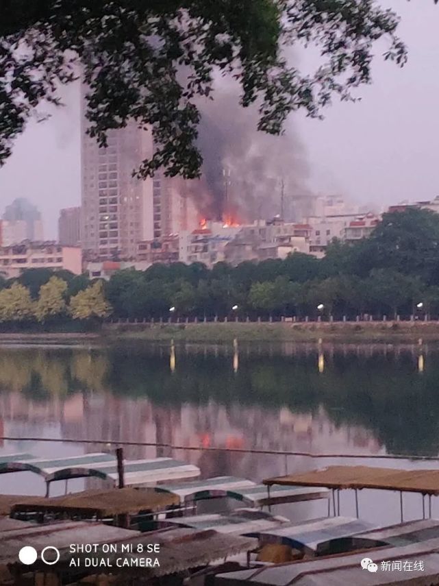 南宁一小区楼顶烧成火海现场图曝光 广西南宁小区顶楼仓库火灾原因 明火伴有浓浓黑烟现已被扑灭(图4)