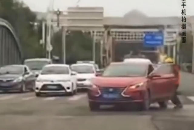 外卖小哥16秒停住失控汽车：不是什么大事，也没耽误送餐时间